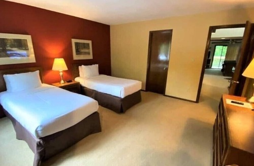 Sapphire Resort | Scenic Views! 2 Great Units, Free Parking, Minutes to Gorges State Park