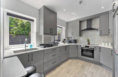 Northolt Mandeville House | Sleeps12, Working space, Game room & Free Parking- 6 ensuite room with Tv/room