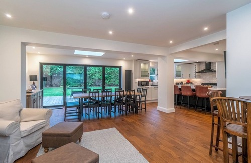 Barnton House | Spacious 5-Bed Home with Garden & Parking - Pass the Keys