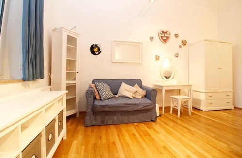 St. Vinzenz Apartment | Spacious Munich Apartment for 10 NEAR Oktoberfest
