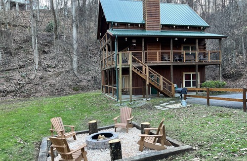 Chalet Village Cabin | Stairway to Heaven Secluded Cabin, 3 King Suites, Firepit, Hot Tub, Arcade