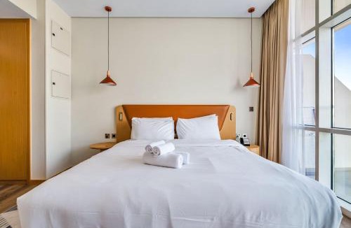 Jumeirah Village Triangle Apartment | StayShort - Stylish Studio Novotel JVT with Access to 5-Star Hotel Pool, Gym & Spa - Sleeps 2