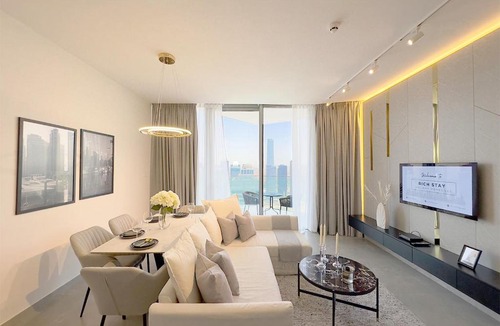 Dubai Marina Apartment | Stunning 1BR in Stella Maris, City View, Marina