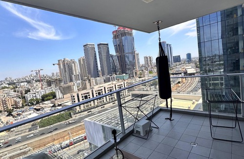 Tel Aviv Apartment | Stylish 2BR | Pool · Parking · Balcony · Azrieli Tel Aviv