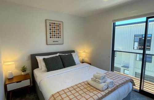 Mount Albert Apartment | Stylish and Sleek Auckland Stay