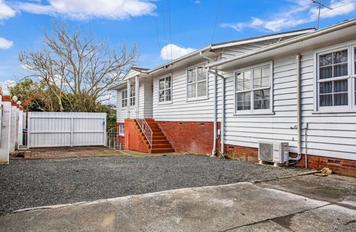 Greenlane - Ellerslie House | Sunlit Glow Home with Parking and Air-con