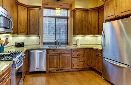 Truckee House | Tahoe Donner modern: Perfect for 3 families! 3 King/6 Twin. 4 BA, Cook's Kitchen