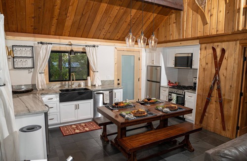 Upper Moonridge Cabin | The Stargazer Chalet-VIEWS From the Top of Moonridge