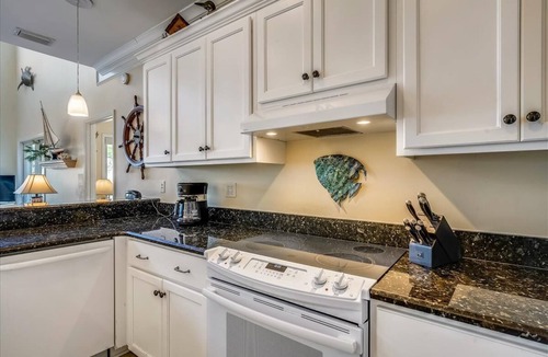 Plantation House | THIS BEAUTIFULLY FURNISHED HOME is bay front on one picturesque acre of pines and palms.