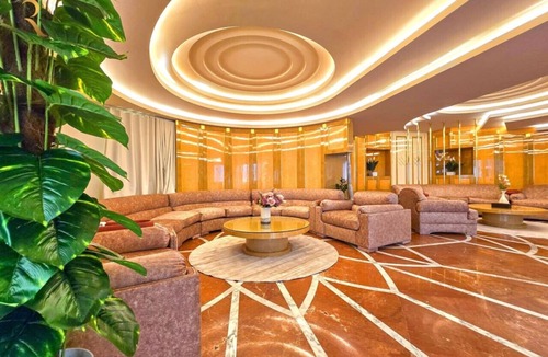 Al Danah Apartment | Timeless Elegance: Italian-Style Penthouse Retreat