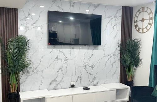 Brampton Apartment | Tosam Luxury Lodge Two Bedroom Suite