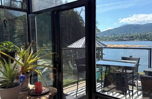 North Oyster House | Trails End Beach house-Upper suite