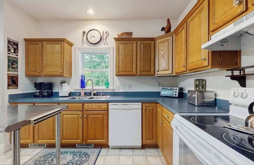 Arden House | Tranquil Dog- Friendly Riverfront Home with Fill Kitchen and WIFI
