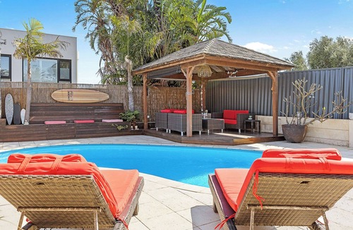 Marmion House | Twin Palms: 4BRM Coastal Retreat with Pool & BBQ.