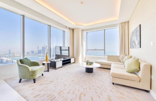 Palm Jumeirah Apartment | Ultra Luxury Palm Tower with Shared Hotel Facilities
