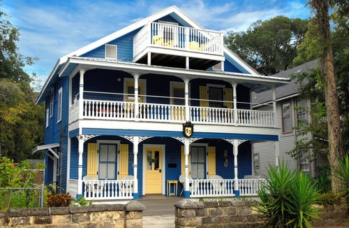 Downtown Historic District Apartment | Updated Adorable Downtown Small Apartment. Just Park & Walk Everywhere in Town!