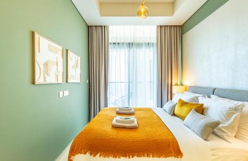 Sheikh Zayed Road Apartment | Upscale 1BR, Amazing View & Balcony in Aykon Tower