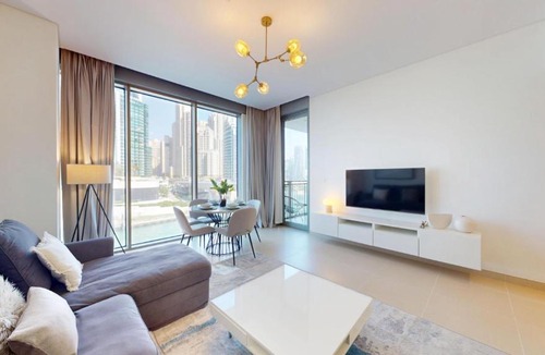 Dubai Marina Apartment | Vacationer Holiday Homes I Elegant 1 Bed I Canal Views I Close to Ain Dubai