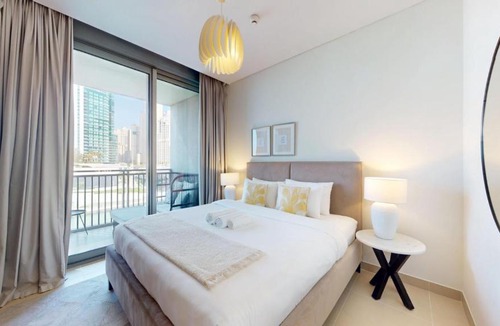 Dubai Marina Apartment | Vacationer Holiday Homes I Elegant 1 Bed I Canal Views I Close to Ain Dubai
