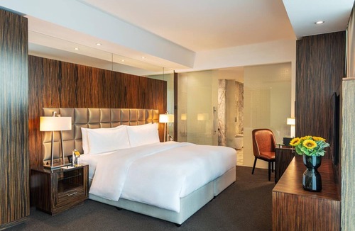 Jumeirah Lake Towers Hotel | voco Bonnington | Corner Deluxe Suite | Pool, Sauna + Steam, Marina Minutes