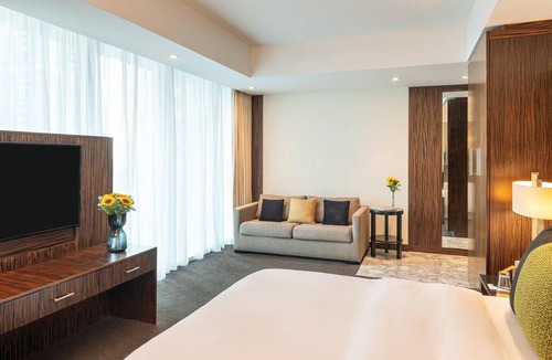 Jumeirah Lake Towers Hotel | voco Bonnington | Corner Deluxe Suite | Pool, Sauna + Steam, Marina Minutes