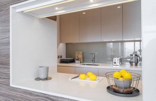 Jumeirah Lake Towers Apartment | Vogue Banyan Tree Residences luxury with Pool