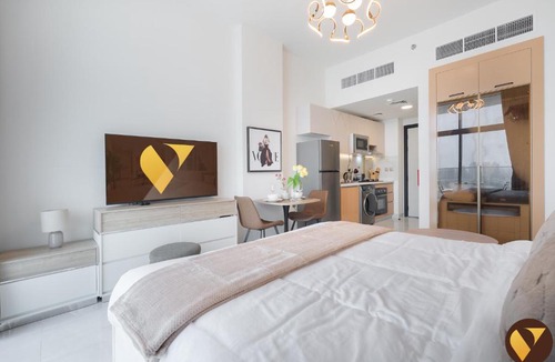 Al Barsha Apartment | Vogue Vacation Homes, Arjan Skyz by Danube near Miracle Garden, Studio Apartment with Balcony and City View, Access to all Amenities
