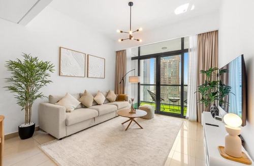 Jumeirah Lake Towers Apartment | Waves- Cozy 1BR Lakefront Stay in JLT