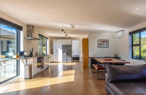 Omiha House | Wharetana Bay Villa - Wharetana Bay Villa is a premium two bedroom, two bathroom holiday villa making the property perfect for two couples or small family groups.