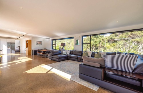 Omiha House | Wharetana Bay Villa - Wharetana Bay Villa is a premium two bedroom, two bathroom holiday villa making the property perfect for two couples or small family groups.