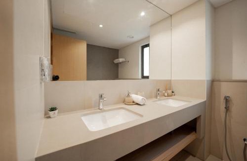 Al-Fujairah Villa | White Villa By the Sea