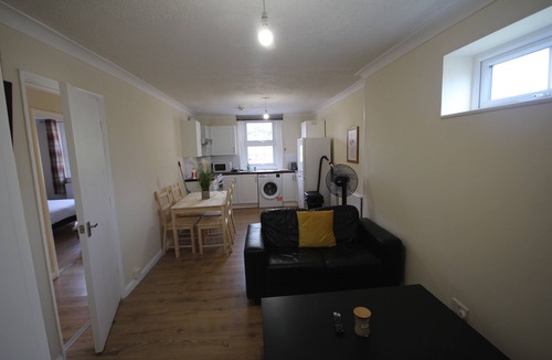 Uxbridge South Apartment | WhiteHall Place - A spacious three Bedroom Apartment close to Uxbridge station.