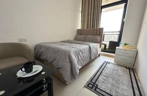 Madinat Zayed Hostel | Wonder Balcony Room - Heart of Abu Dhabi