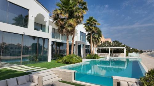 Palm Jumeirah Villa | World Class 6 BDR Villa In Signature Palm