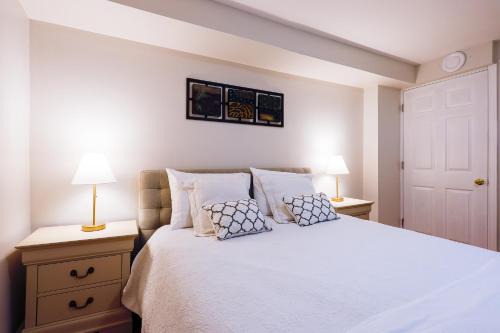 1,200sq ft comfy home, perfect location, luxury bedding, feels like home! in Mississauga