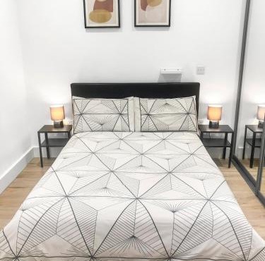 1-BR Flat next to Heathrow Airport London, 3-Beds, Free Parking