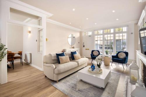 10 Mins Walk to Harrods Belgravia Mews House in London