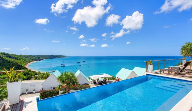 12 BR Neighboring Villas W/Views & Concierge in Crocus Bay