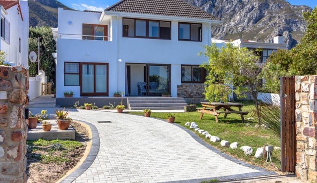 144 on 10th | Voelklip Home | Sea & Mountain Views in Hermanus
