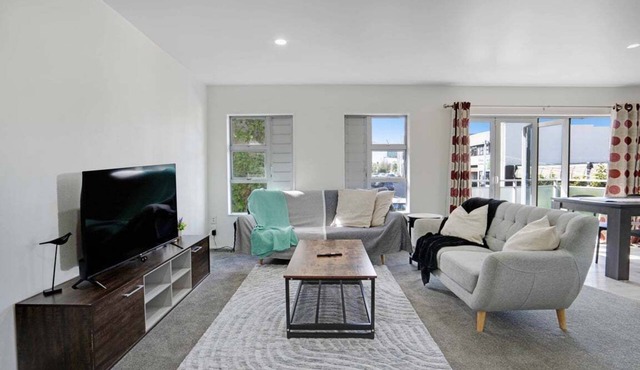 1AB/17 Rare Find Sleeps 8! - 4 BR 2 BA Family Townhouse Grafton