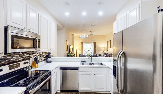 1st floor condo w/pools, restaurant, balcony, tennis court, basketball court in Davenport