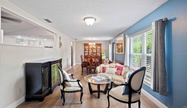 2 Bed Apartment Sleeps 4 with Free Parking in Charlotte
