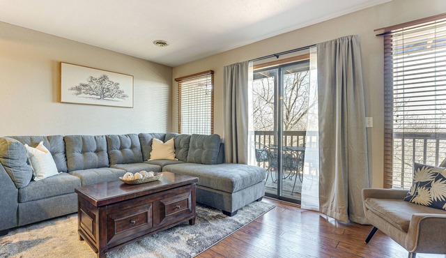 2 Mi to Silver Dollar City: Condo in Branson West in Reeds Spring