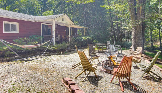 20-Acre Cabin w/Pond: 5 Mi to Biltmore Estate! in Asheville