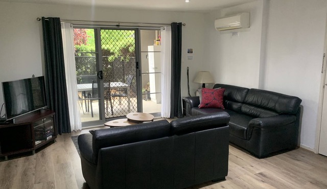 2B/2B, pets allowed, flexible bedding, ground floor courtyard in Braddon