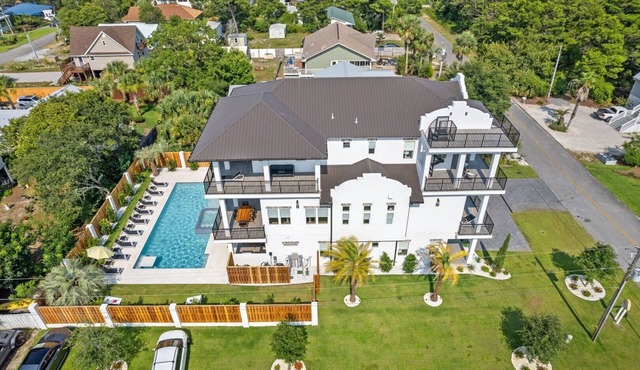 30A Born 2 Beach by AvantStay | Heated Pool, Outdoor Kitchen, Golf Cart + Bikes