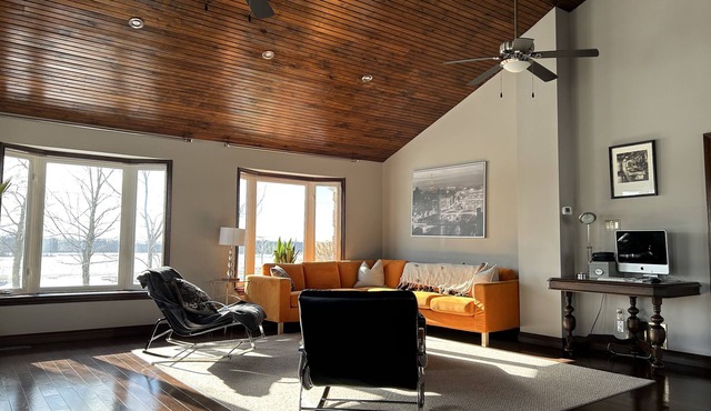 4 Bedroom Home with INDOOR Hot Tub and Pool in Wine country-Niagara Benchlands! in Lincoln