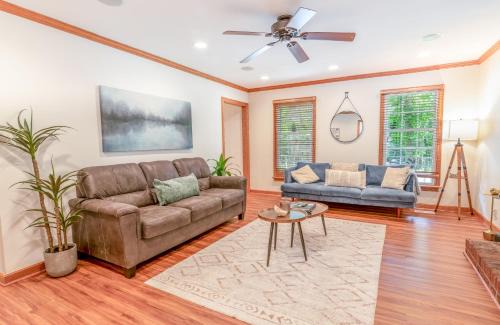 4 Beds ,King Bed, Tvs, Kids essentials, office, Grill, Crib, in Bond park ,PNC Arena in Cary