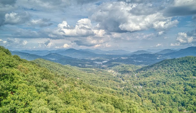 4 BR Mountain cabin with beautiful long range views in quiet gated community in Maggie Valley