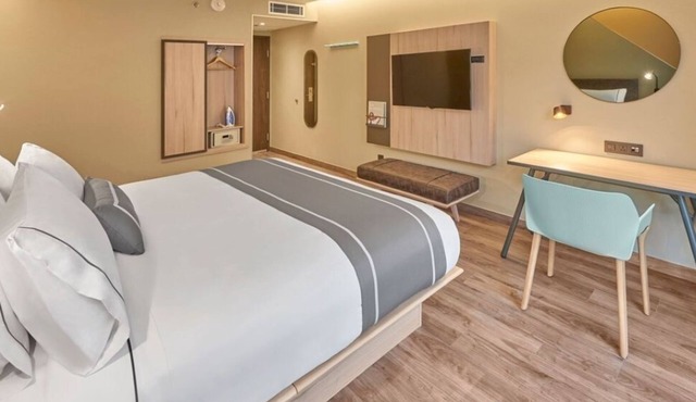 4 Kitchenette Suite + Pool, Gym & Continental Breakfast, Close to CUN Airport in Moon Palace